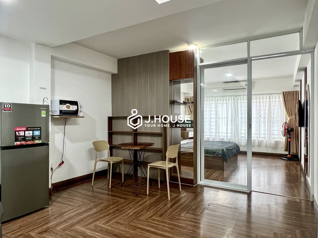Bright 1 br apartment for rent in District 1, HCMC - Nguyen Gia Apartment