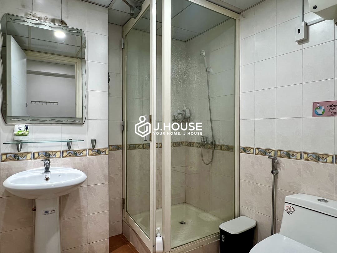 Bright 1 br apartment for rent in District 1, HCMC - Nguyen Gia Apartment