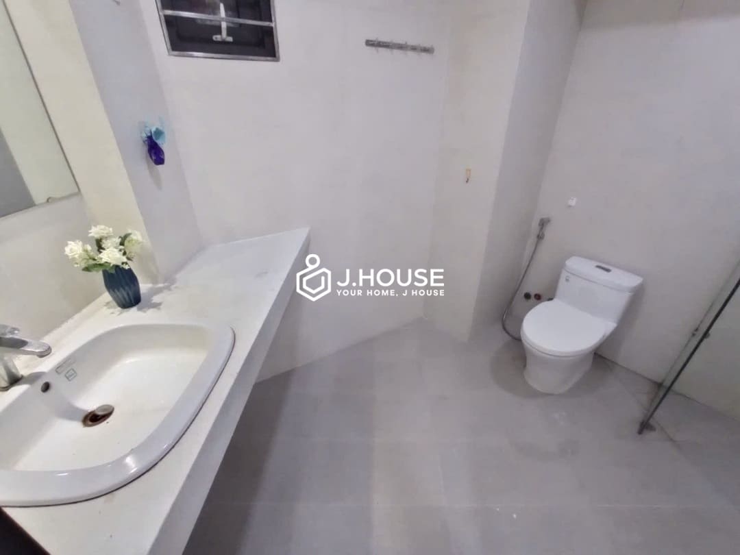 Bright studio apartment for rent in Binh Thanh District, HCMC