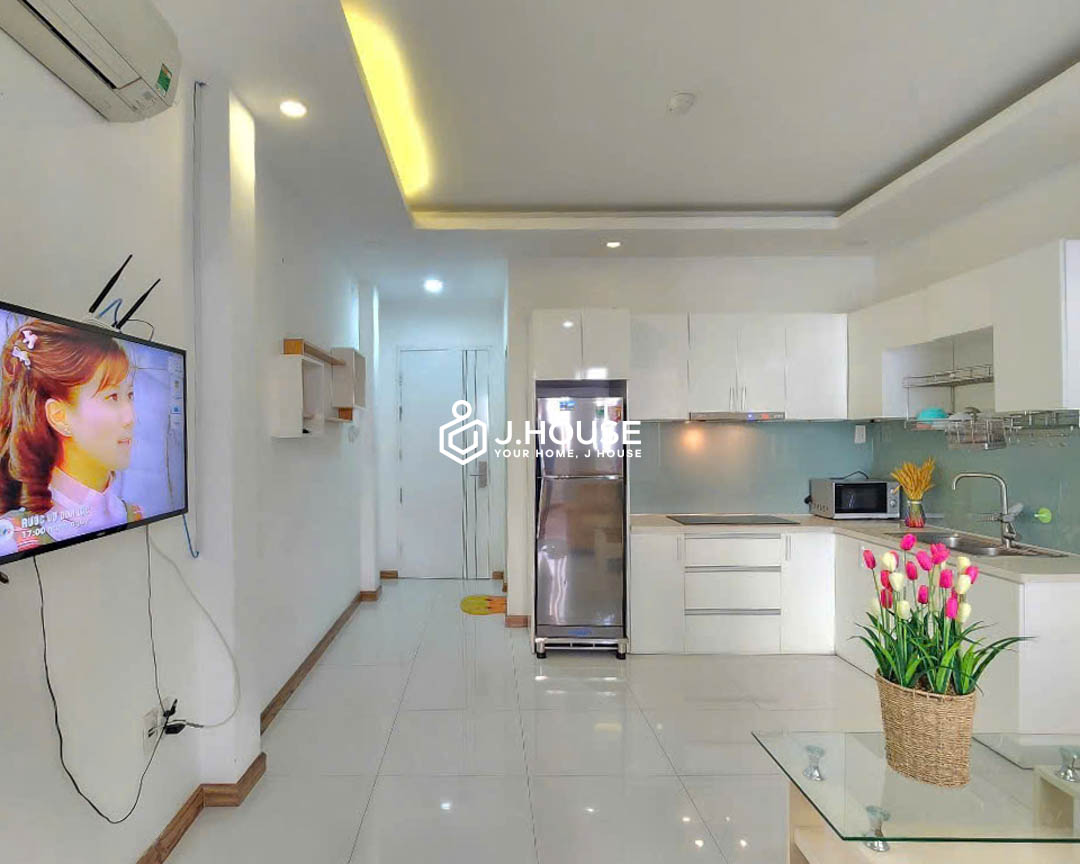 bright-1-bedroom-apartment-with-large-window-in-district-1-b3-1