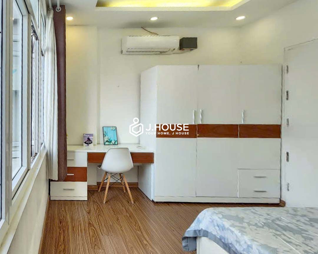 bright-1-bedroom-apartment-with-large-window-in-district-1-b3-3