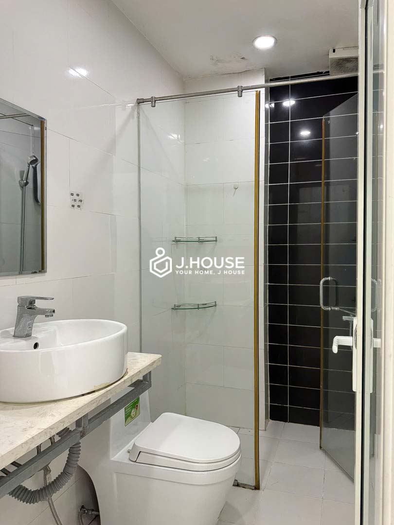 bright-1-bedroom-apartment-with-large-window-in-district-1-b3-6