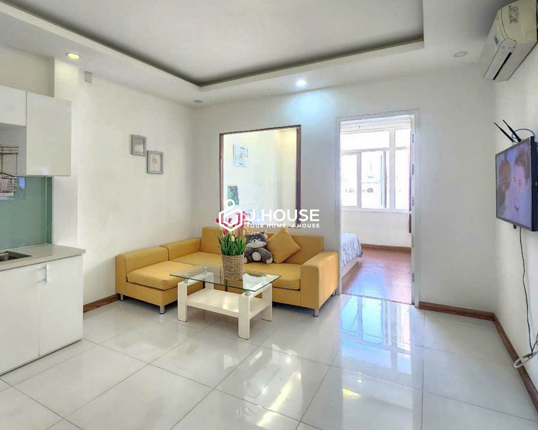 bright-1-bedroom-apartment-with-large-window-in-district-1-b3