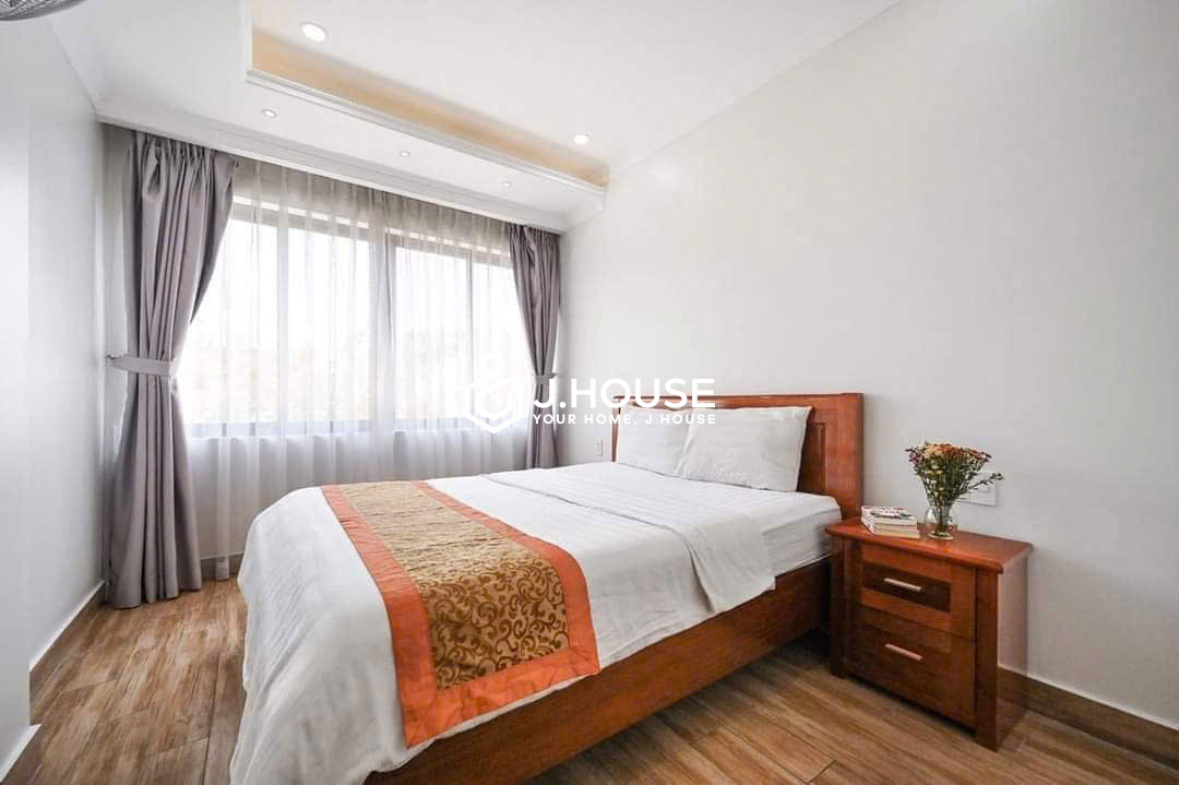 bright-1-bedroom-with-spacious-balcony-for-rent-in-d7-genie-apartment-3