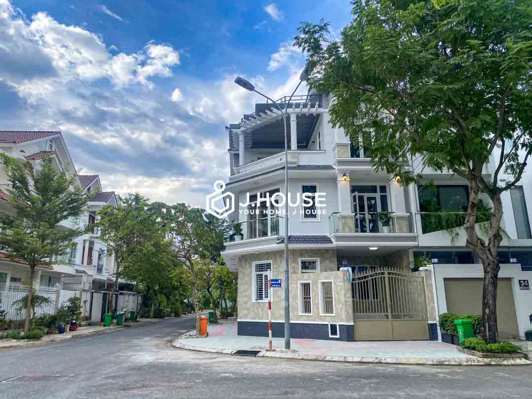 Modern Studio with Arched Window for Rent in District 7 – Lynh Apartment