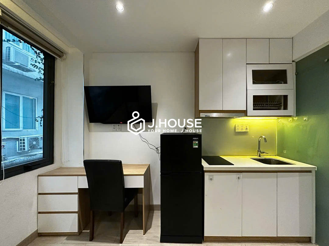 modern-studio-with-large-window-for-rent-in-d7-at-warm-ways-apartment-1