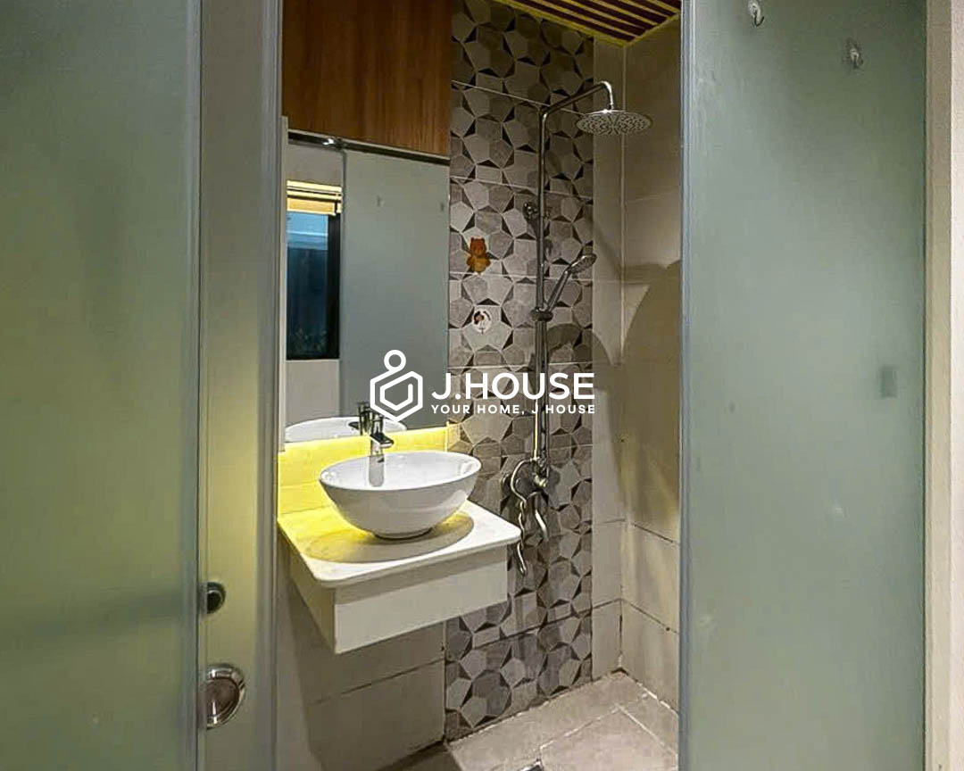 modern-studio-with-large-window-for-rent-in-d7-at-warm-ways-apartment-2