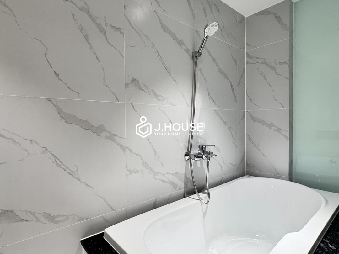 Luxurious 1-Bedroom with Gym & Bathtub For Rent - Lucky Residence Suites D3