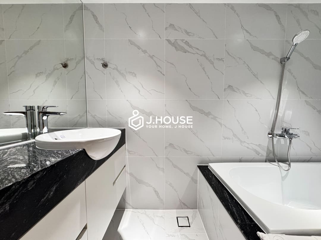 Luxurious 1-Bedroom with Gym & Bathtub For Rent - Lucky Residence Suites D3