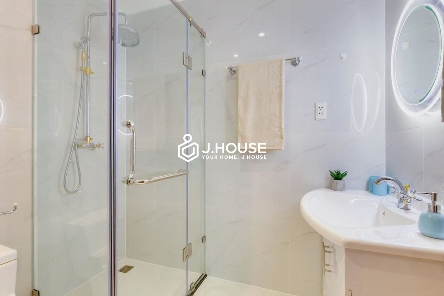 Modern 2-bedroom Leman Luxury apartment for rent in HCMC