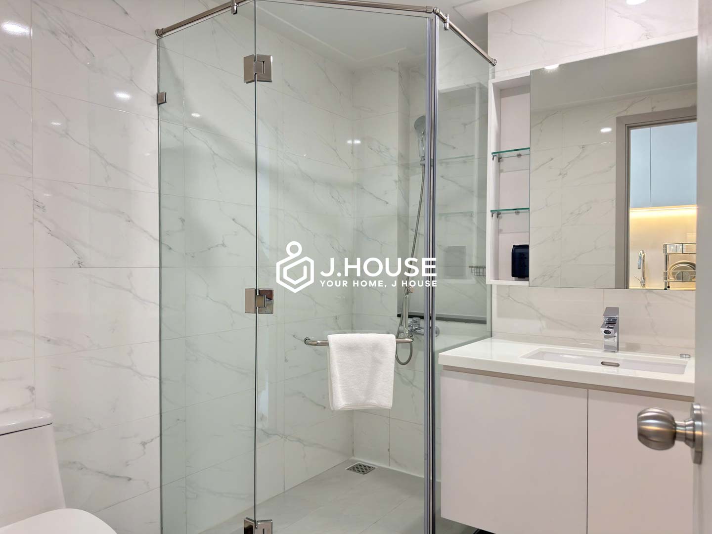 Stylish Studio Apartment with Gym for Rent in D1 - Belong